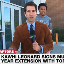 Hilariante: jogador dos Raptors 'entrou' na reportagem em direto do jornalista sobre a renovação de Kawhi e até celebrou