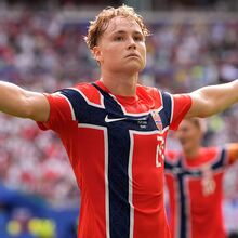 Selecionador da Noruega avisa Schjelderup: «Tem de decidir se quer ficar no Benfica»